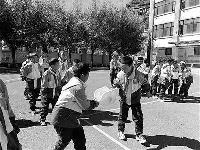 div, 两所小学成, 余名师生参 div, 两所小学成, 余名师生参
